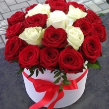 Шляпная коробка №1 с красными и белыми розами