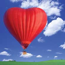 Романтический полёт на воздушном шаре в виде сердца.
