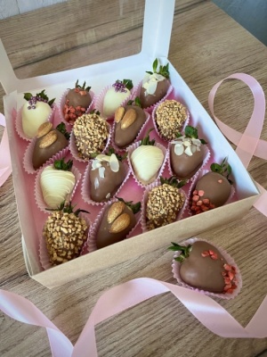 Коробочка с клубникой в шоколаде 16шт.